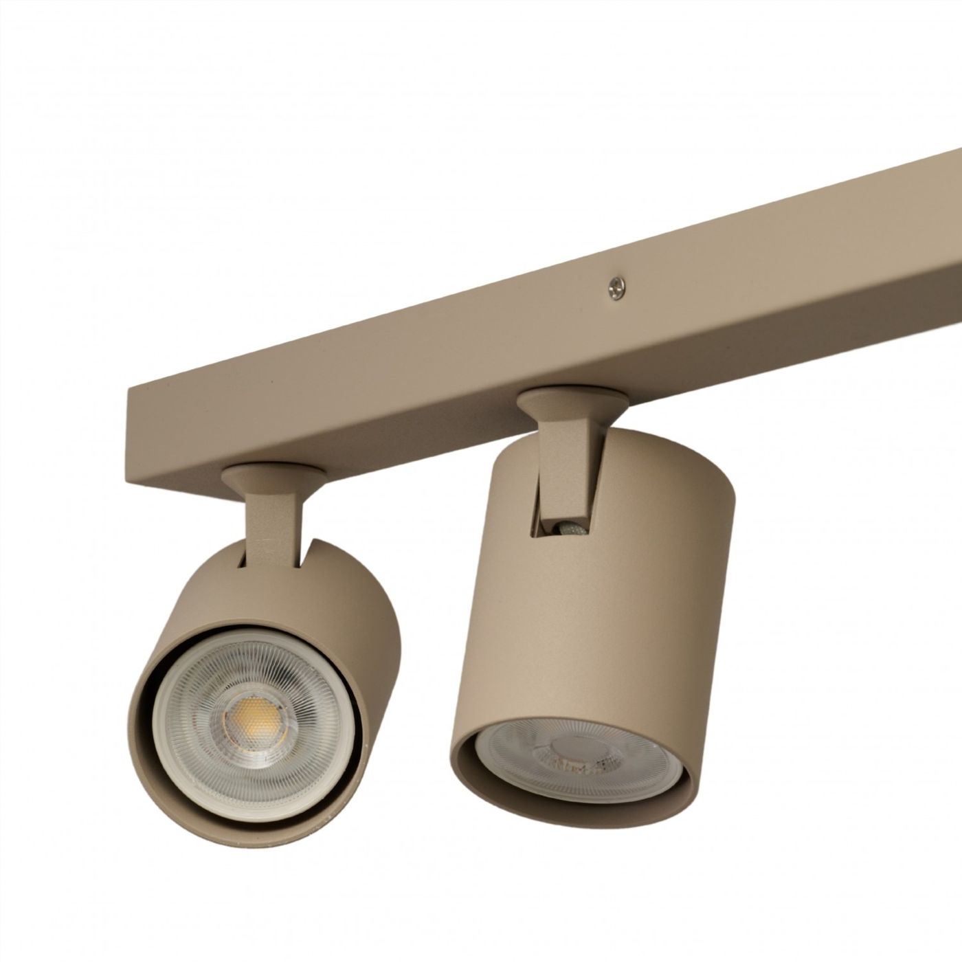 Beżowa lampa sufitowa Exo Line z sześcioma spotami GU10, zamontowana na prostokątnej podstawie. Dwa cylindryczne klosze skierowane w różne strony, metaliczna struktura, matowe wykończenie. Idealna do oświetlenia wnętrz.