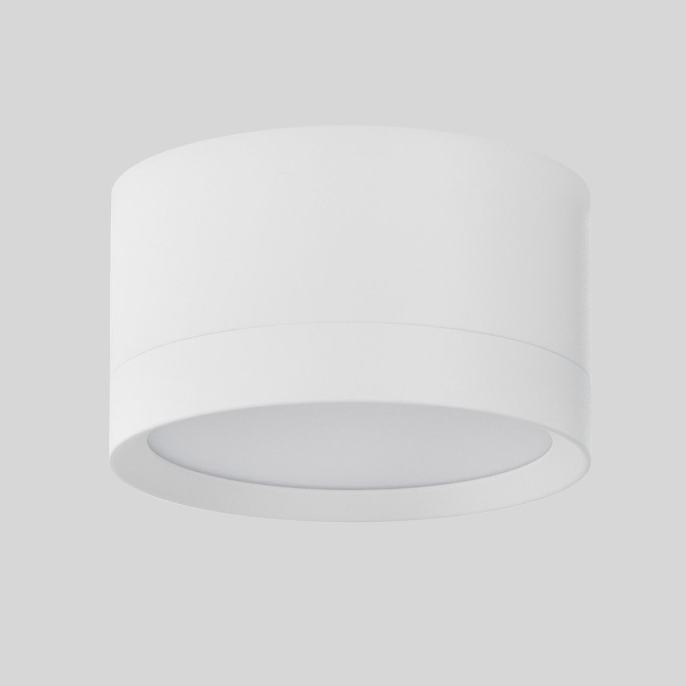 Lampa sufitowa Marton w białym kolorze, o okrągłym kształcie. Wykonana z matowego materiału, montowana na suficie. Wyposażona w oprawę GX53, klasa ochrony IP44, idealna do wilgotnych pomieszczeń.