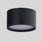 Czarna lampa sufitowa Marton GX53 IP44 o cylindrycznym kształcie, z matowym wykończeniem. Ujęcie z boku, pokazujące górną część i okrągłą, białą osłonę. Idealna do pomieszczeń wymagających ochrony przed wilgocią.