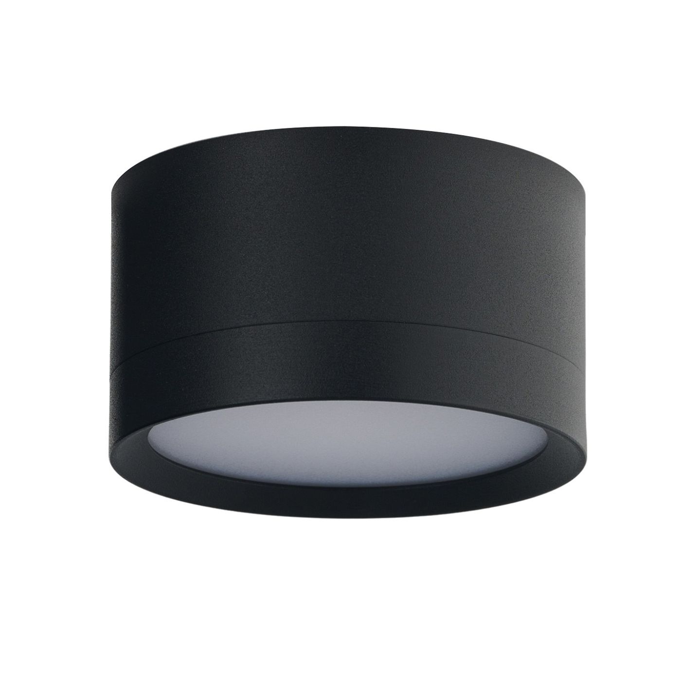 Lampa sufitowa Marton GX53 w kolorze czarnym, o cylindrycznym kształcie. Wykonana z materiału teksturowanego, z białym, okrągłym kloszem. Zabezpieczenie IP44, co czyni ją odporną na wilgoć. Montaż sufitowy, widok z boku.