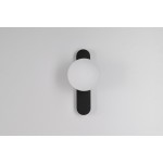 Kinkiet LED Elmo 5W IP44 w kolorze czarnym, z okrągłą, matową kloszem umieszczonym na prostokątnej podstawie. Produkt zamontowany na ścianie, zdjęcie wykonane frontalnie na jasnym tle.