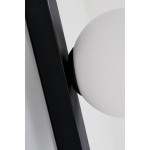 Kinkiet LED Elmo 5W w kolorze czarnym, z matową białą kulą lampy. Ujęcie z boku, pokazujące detal montażu oraz połączenie zramką. Produkt o stopniu ochrony IP44, przeznaczony do użytku wewnętrznego i zewnętrznego.