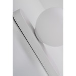 Kinkiet LED Elmo 5W w kolorze białym, z okrągłą, matową głowicą oraz prostokątną, płaską podstawą. Produkt zamontowany na ścianie, widoczny z boku, idealny do oświetlenia wnętrz w strefie IP44, co czyni go odpornym na wilgoć.