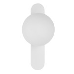 Kinkiet LED Elmo 5W w kolorze białym, o okrągłej, lekko matowej kloszowej głowicy, zamontowany na płaskim, prostokątnym uchwycie. Produkt o stopniu ochrony IP44, widoczny z góry.