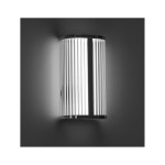 Kinkiet LED Pandora 11W CCT IP44 w kolorze chromu, o cylindrycznym kształcie z pionowymi żłobieniami, zamontowany na ścianie. Źródło światła emitujące białe światło, idealne do wnętrz i łazienek. Prosta, nowoczesna forma.