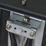 Pandora kinkiet LED 11W CCT IP44 w kolorze złotym, z metalowym mocowaniem i regulatorem, widok z bliska na złącze elektryczne oraz przewody. Produkt przeznaczony do montażu w pomieszczeniach i na zewnątrz.