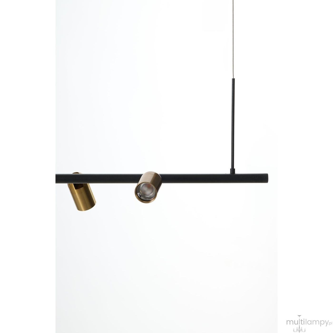 Lampa wisząca Trasimeno w kolorze czarnym, z dwoma źródłami światła LED 10W i dwoma gniazdami G9. Posiada prostą, poziomą konstrukcję z metalowym wykończeniem w kolorze złotym. Ujęcie z przodu, zawieszona na cienkim przewodzie.