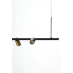 Lampa wisząca Trasimeno w kolorze czarnym, z dwoma źródłami światła LED 10W i dwoma gniazdami G9. Posiada prostą, poziomą konstrukcję z metalowym wykończeniem w kolorze złotym. Ujęcie z przodu, zawieszona na cienkim przewodzie.