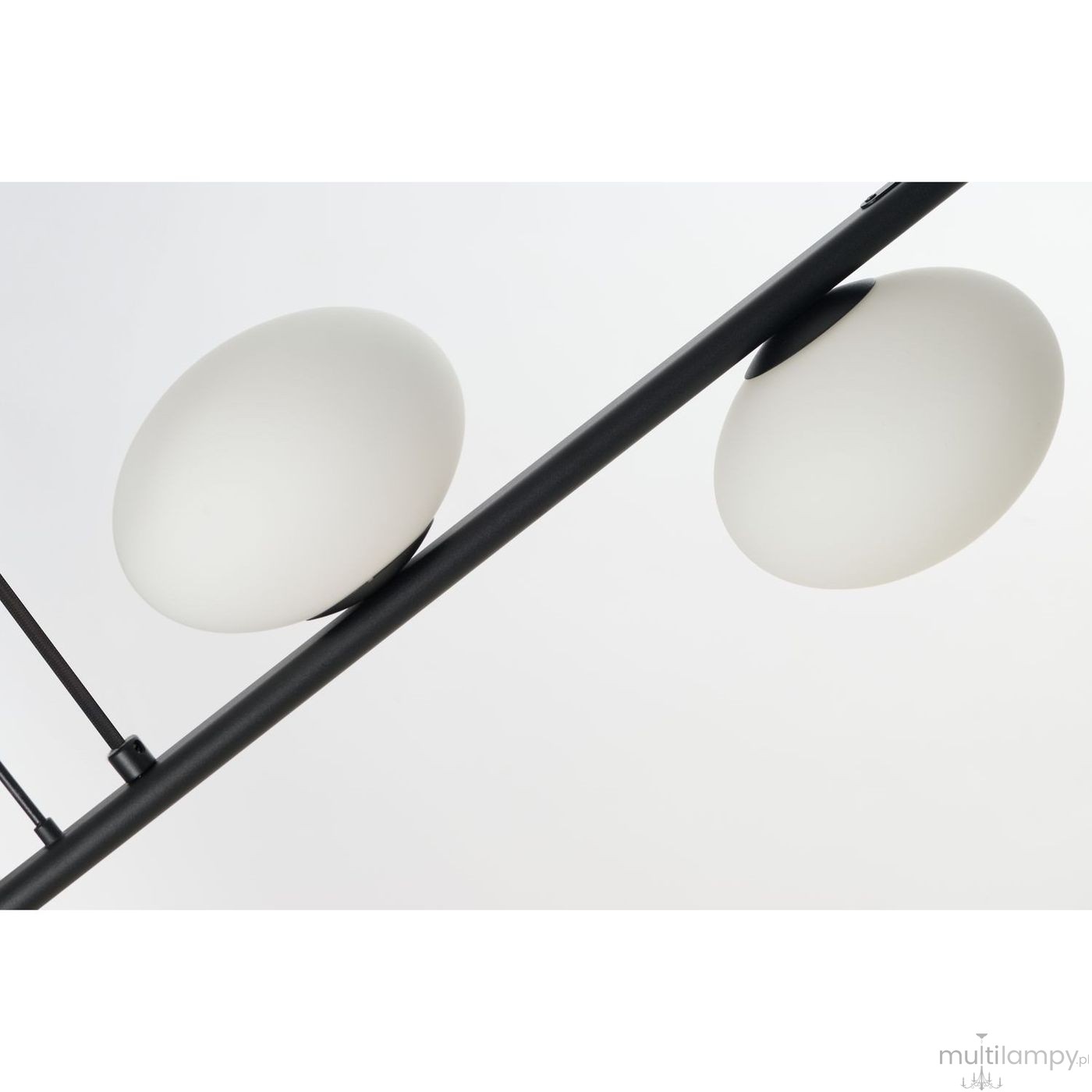 Lampa wisząca Trasimeno w kolorze czarnym z dwoma okrągłymi kloszami w białym matowym kolorze. Ujęcie z góry, ukazujące kształt kloszy i metalową konstrukcję. Elementy LED 10W i G9. Tło jasne, prostokątne.