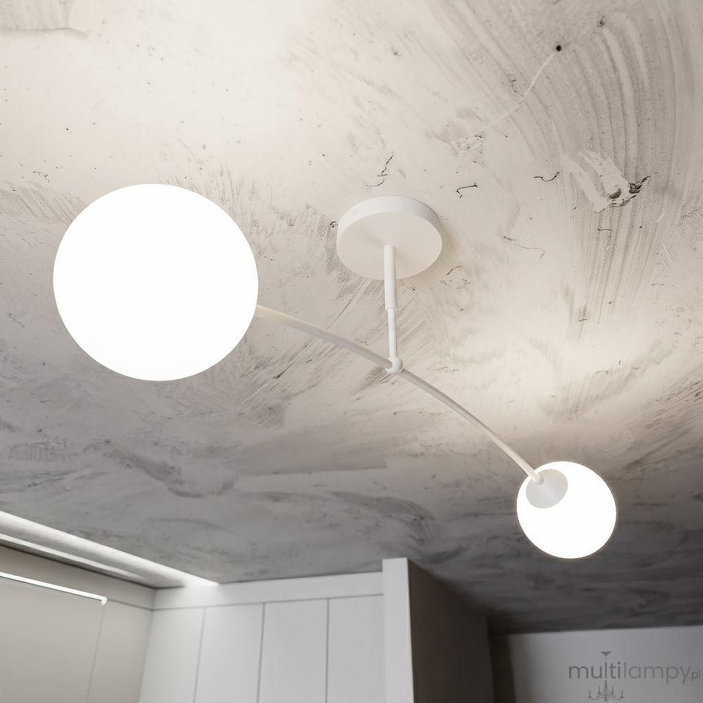 Lampa sufitowa Pregos 2-punktowa w kolorze białym, z dwoma okrągłymi kloszami, zamontowana na cienkiej, białej rurze. Ujęcie z dołu, pokazujące kształt i położenie elementów oraz sufit w tle.