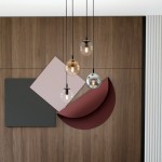 Lampa wisząca Cosmo Premium 4-punktowa w multikolorze. Cztery kuliste klosze w różnych odcieniach (przezroczysty, złoty, miedziany) zawieszone na czarnych przewodach, w nowoczesnym wnętrzu z dekoracyjnymi panelami w tle.