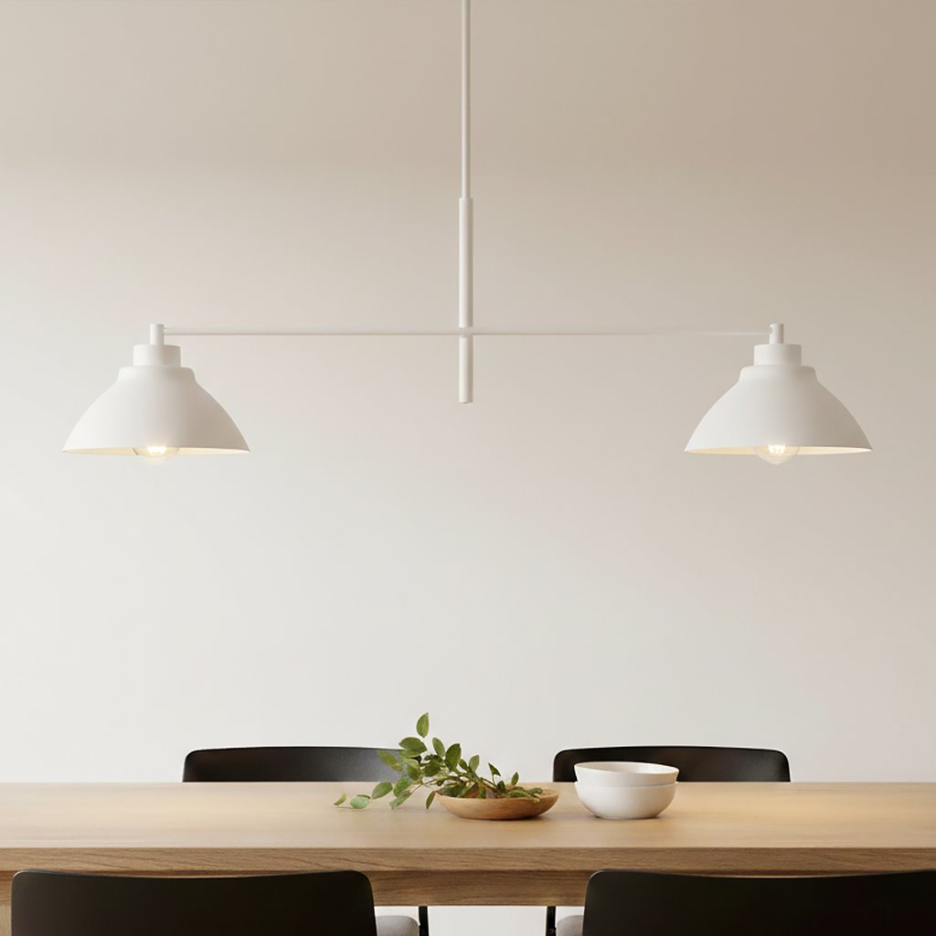 Lampa wisząca Maverick 2-punktowa w kolorze białym, zawieszona poziomo nad stołem. Posiada dwa klosze w kształcie miski, z widocznymi żarówkami. Tło jasne, minimalistyczne, z drewnianym blatem i ciemnymi krzesłami.