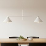 Lampa wisząca Maverick 2-punktowa w kolorze białym, zawieszona poziomo nad stołem. Posiada dwa klosze w kształcie miski, z widocznymi żarówkami. Tło jasne, minimalistyczne, z drewnianym blatem i ciemnymi krzesłami.