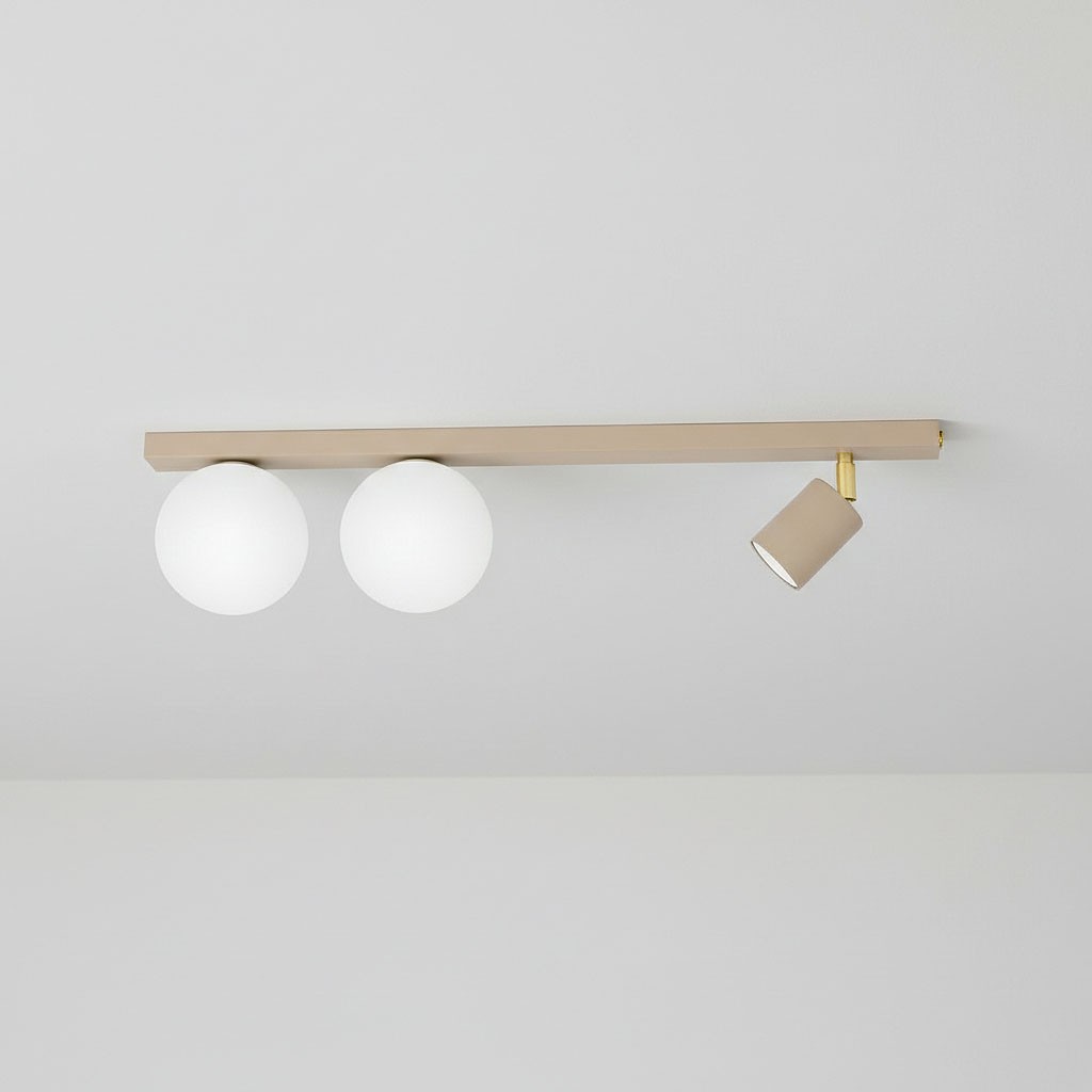 Beżowa lampa sufitowa Aspa z metalową belką, zawierająca dwie białe kuliste klosze i jeden ruchomy reflektor w kolorze beżowym. Lampa montowana na suficie, z prostym, nowoczesnym designem.