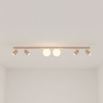 Lampa sufitowa Aspa w beżowym kolorze, złożona z czterech punktów świetlnych GU10 oraz dwóch okrągłych lamp G9. Ujęcie z góry, ukazujące lampę zamontowaną na suficie, z metalowymi detalami w złotym odcieniu.