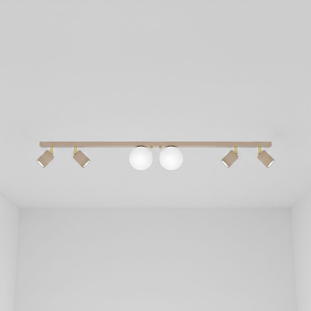 Beżowa lampa sufitowa Aspa K-5832 z czterema reflektorami GU10 i dwiema kulami G9. Ujęcie frontalne, lampa zamontowana na suficie, z metalowymi detalami w złotym kolorze. Prosta, nowoczesna konstrukcja na jednolitym tle.