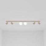 Beżowa lampa sufitowa Aspa K-5832 z czterema reflektorami GU10 i dwiema kulami G9. Ujęcie frontalne, lampa zamontowana na suficie, z metalowymi detalami w złotym kolorze. Prosta, nowoczesna konstrukcja na jednolitym tle.