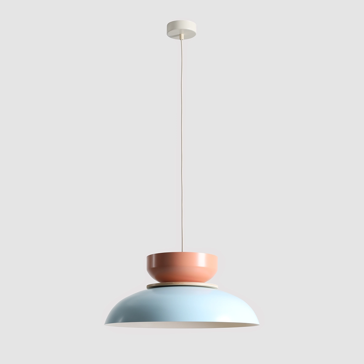 Lampa wisząca Aldo w kolorze błękitnym i koralowym, z metalowym kloszem w kształcie miski. Produkt zawieszony na cienkim przewodzie, z okrągłym mocowaniem sufitowym w białym kolorze. Idealna do nowoczesnych wnętrz.