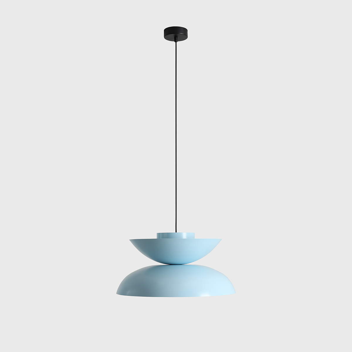 Lampa wisząca Millo 1xE27 w kolorze błękitnym, składająca się z dwóch połączonych elementów: górnej, półkulistej w kształcie miski oraz dolnej, większej, zaokrąglonej części. Zawieszona na cienkim, czarnym przewodzie, z okrągłym mocowaniem sufitowym.