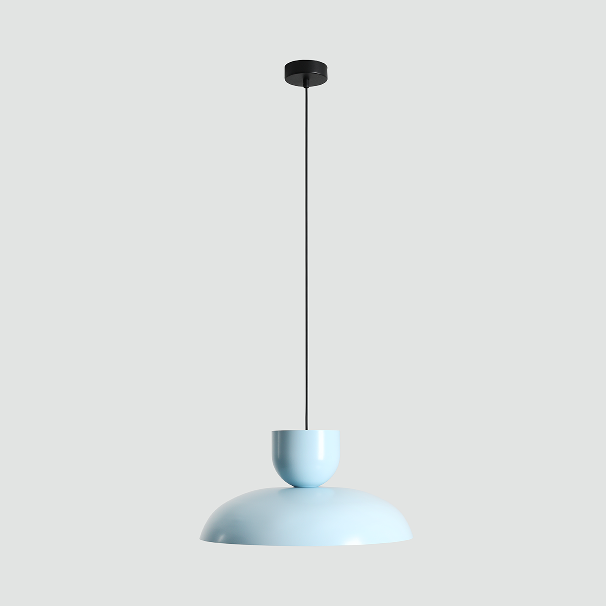 Lampa wisząca Ella w kolorze błękitnym, z metalowym kloszem w kształcie półkuli, zawieszona na czarnym przewodzie. Górna część lampy ma cylindryczny kształt. Produkt umieszczony na jednolitym tle.