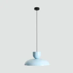 Lampa wisząca Ella w kolorze błękitnym, z metalowym kloszem w kształcie półkuli, zawieszona na czarnym przewodzie. Górna część lampy ma cylindryczny kształt. Produkt umieszczony na jednolitym tle.