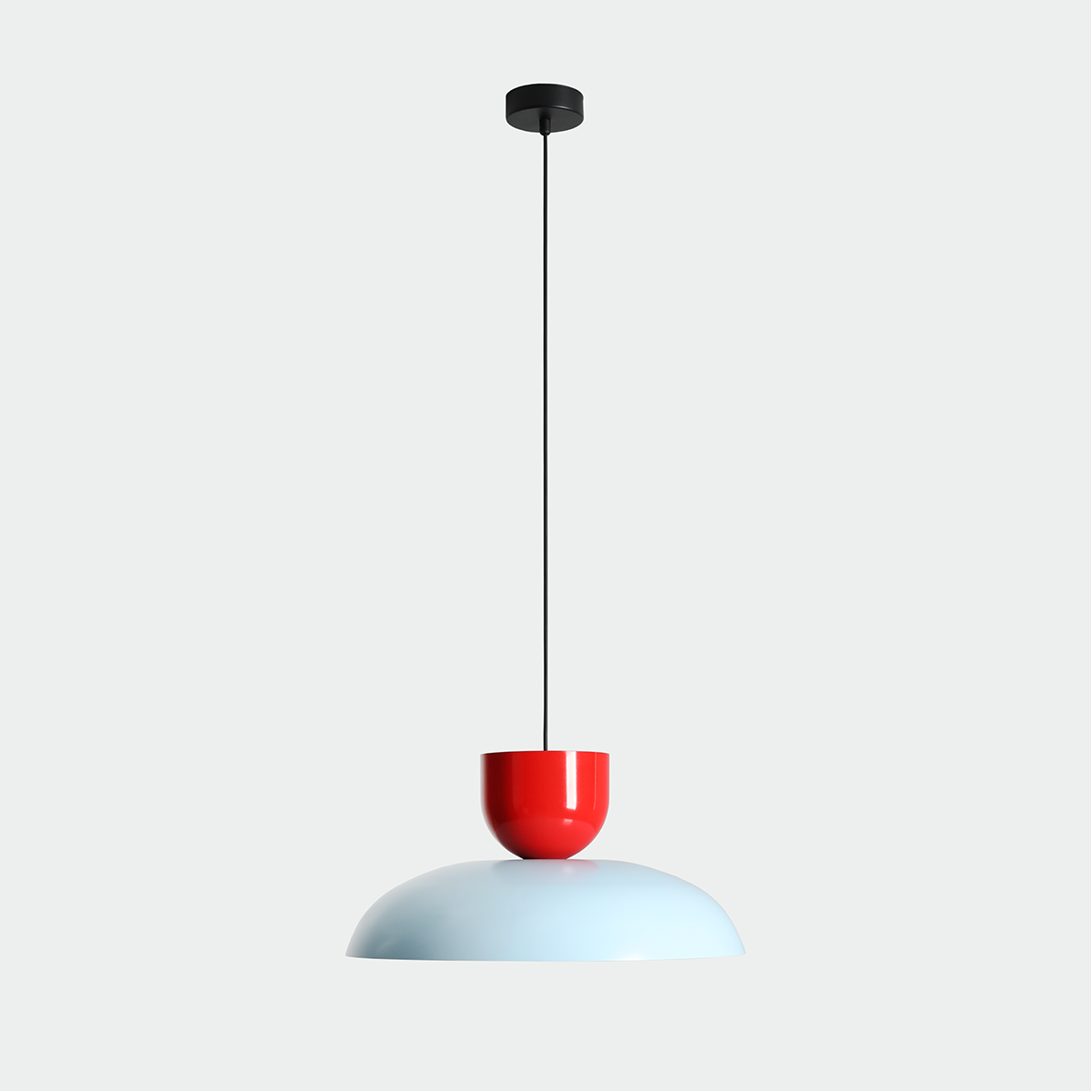 Lampa wisząca Ella z jednym gniazdem E27, w kolorze błękitnym z połyskiem i czerwoną podstawą. Zawieszona na czarnym przewodzie, prezentuje nowoczesny design, idealna do różnych aranżacji wnętrz.