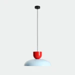 Lampa wisząca Ella z jednym gniazdem E27, w kolorze błękitnym z połyskiem i czerwoną podstawą. Zawieszona na czarnym przewodzie, prezentuje nowoczesny design, idealna do różnych aranżacji wnętrz.