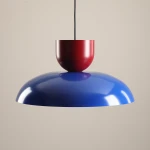 Lampa wisząca Ella z podstawą w kolorze błękitnym i detalu w odcieniu czerwonego wina. Stojąca, z opływowym kloszem, zawieszona na czarnym przewodzie. Wysoka i nowoczesna forma, idealna do nowoczesnych wnętrz.