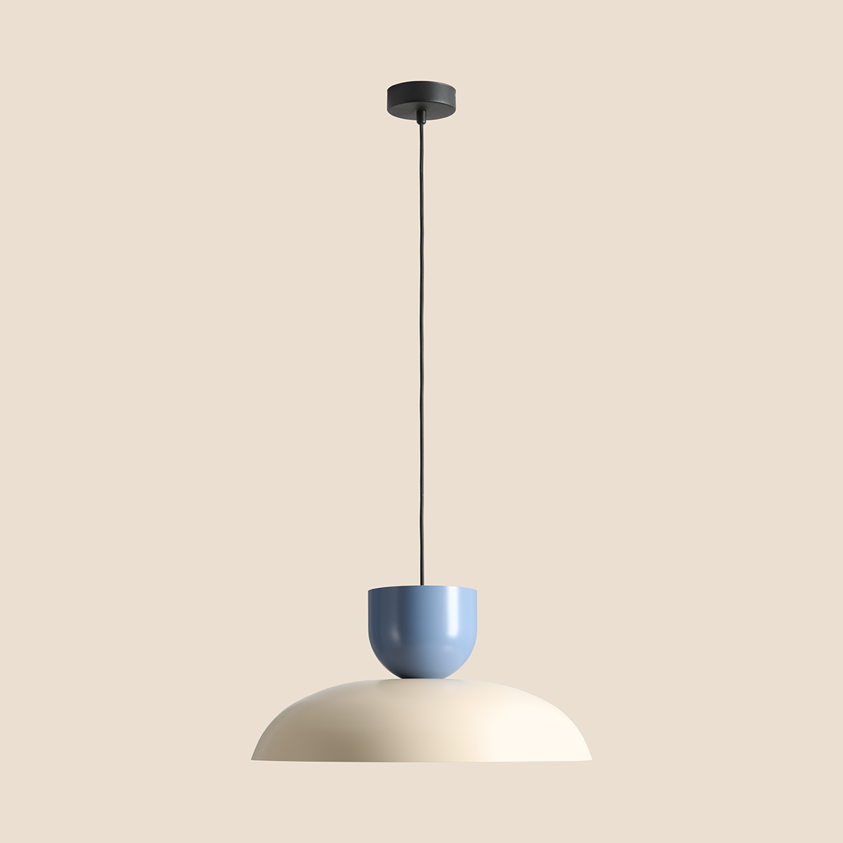Lampa wisząca Ella z jedną oprawą E27 w kolorze ciemnej kremowej z kloszem w odcieniu przybrudzonego błękitu. Produkt zawieszony na czarnym kablu, prezentujący minimalistyczny design.
