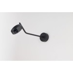 Kinkiet spot LED 9W w kolorze czarnym, z prostą, cienką ramieniem oraz okrągłą podstawą. Ujęcie z boku, montowany na ścianie, z lekko nachyloną głowicą, która umożliwia kierowanie światła. Tło jasne, jednolite.