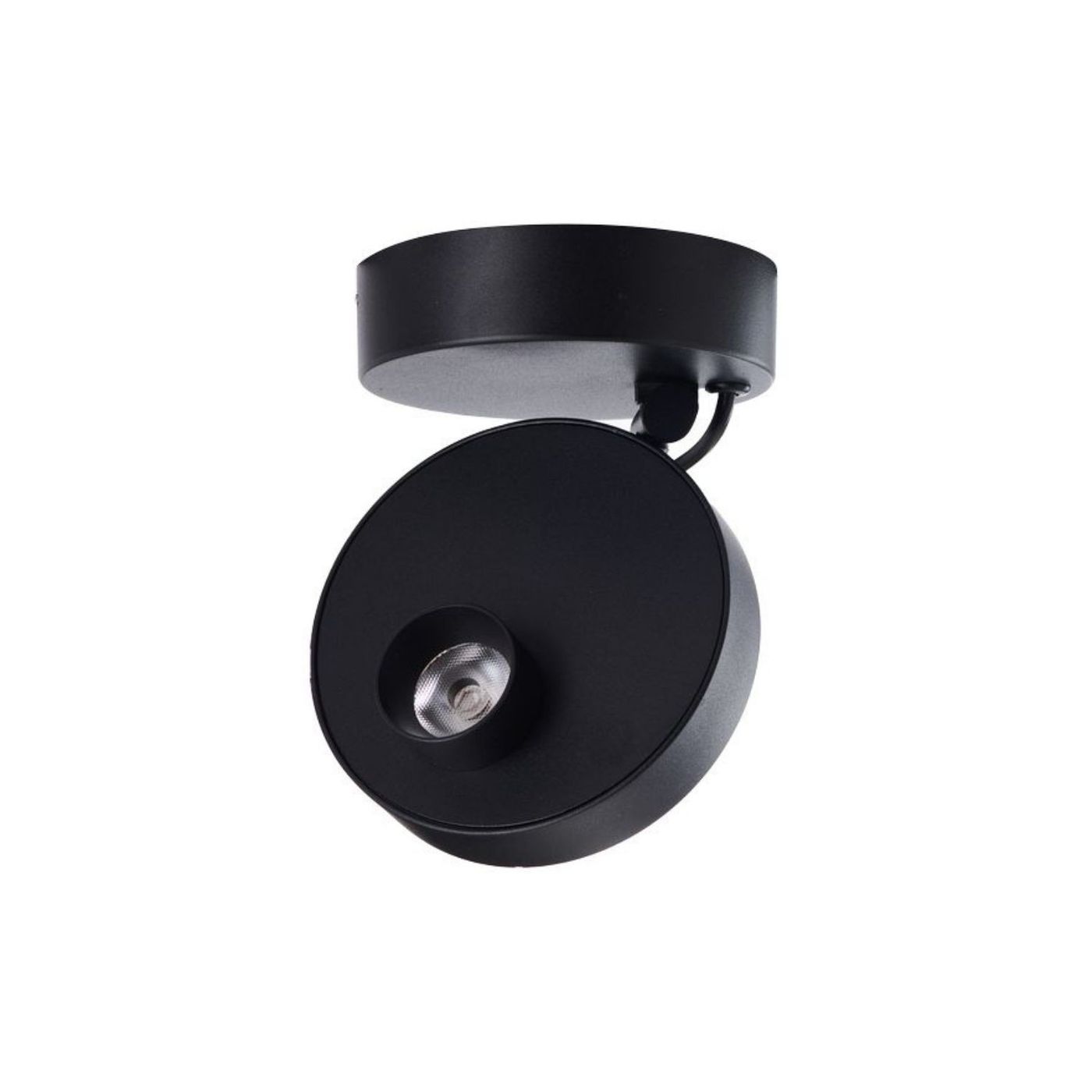 Czarna lampa sufitowa spot LED o mocy 9W, z okrągłą, płaską głowicą oraz metalową podstawą. Produkt zamontowany pod kątem, z widocznym źródłem światła w centralnej części. Prosty, nowoczesny design, idealny do oświetlenia wnętrz.