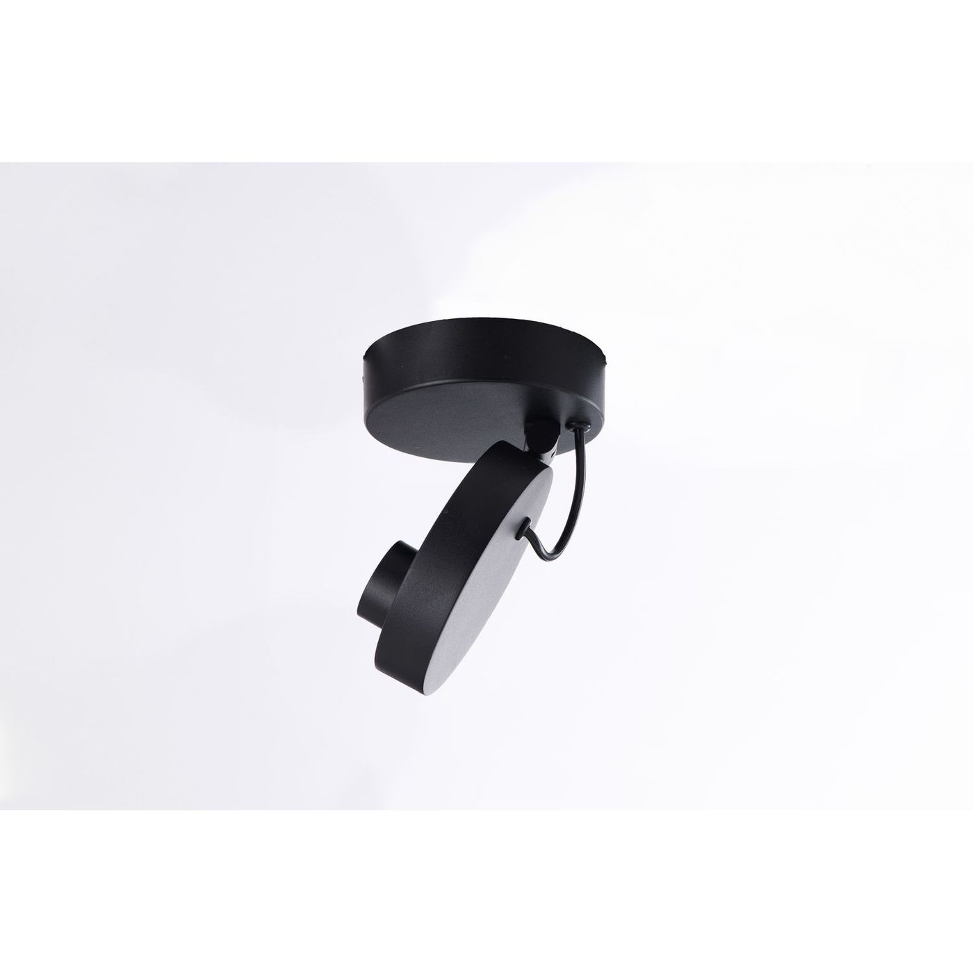 Lampa sufitowa spot LED 9W w kolorze czarnym, z okrągłą głowicą i zamocowaniem na suficie. Ujęcie z boku, pokazujące kąt obrotu lampy. Prosta, nowoczesna forma, wykonana z metalu, na jednolitym, jasnym tle.