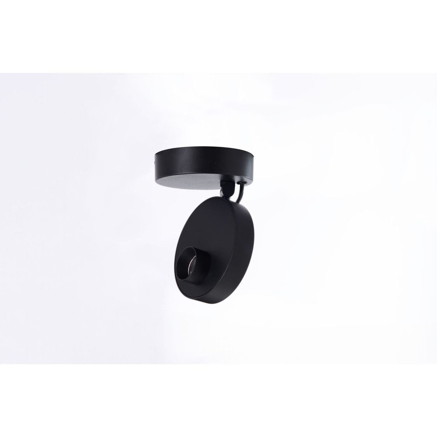 Czarna lampa sufitowa spot LED 9W Iseo z okrągłą podstawą i regulowanym kloszem. Produkt widoczny w zbliżeniu, zawieszony pod kątem, na jasnym tle. Prosty, nowoczesny design, idealny do oświetlenia wnętrz.