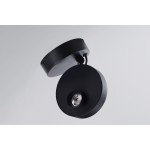 Lampa sufitowa spot LED 9W w kolorze czarnym, o okrągłej podstawie i obrotowym kloszu. Zainstalowana pod kątem, z widoczną diodą LED w centralnej części, na gładkim, jasnym tle.