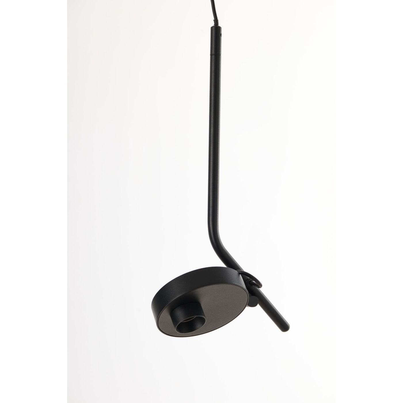 Czarna lampa wisząca LED 7W Iseo z okrągłą podstawą i prostym, wygiętym ramieniem. Ujęcie z boku, pokazujące detal mocowania. Prosty design, idealna do nowoczesnych wnętrz. Tło białe, co podkreśla elegancki wygląd lampy.