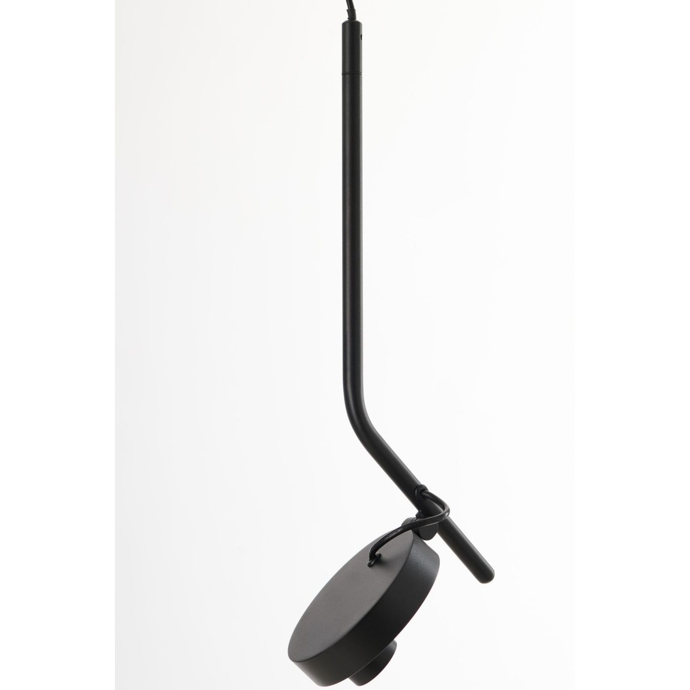 Lampa wisząca LED Iseo 7W w kolorze czarnym. Posiada prosty, smukły kształt z długim, zakrzywionym ramieniem i okrągłym kloszem. Ujęcie z boku, na białym tle, podkreślające minimalistyczny design.