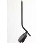 Lampa wisząca LED Iseo 7W w kolorze czarnym. Posiada prosty, smukły kształt z długim, zakrzywionym ramieniem i okrągłym kloszem. Ujęcie z boku, na białym tle, podkreślające minimalistyczny design.