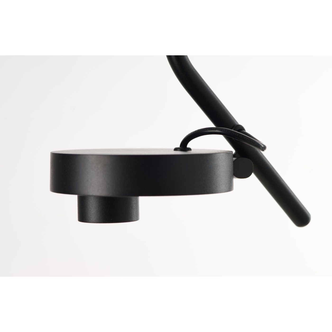 Czarna lampa wisząca LED Iseo o mocy 7W, z okrągłym, matowym kloszem oraz prostym, minimalistycznym zawieszeniem. Ujęcie z boku, ukazujące detale mocowania oraz przewód.