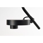 Czarna lampa wisząca LED Iseo o mocy 7W, z okrągłym, matowym kloszem oraz prostym, minimalistycznym zawieszeniem. Ujęcie z boku, ukazujące detale mocowania oraz przewód.