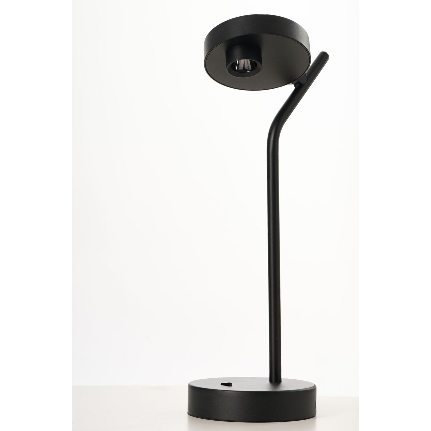 Czarna lampa stołowa LED Iseo o mocy 3W, z prostą, smukłą podstawą i elastycznym ramieniem, ustawiona na białym tle. Głowica lampy ma okrągły kształt, a całość charakteryzuje minimalistyczny design.