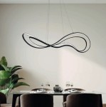Lampa wisząca LED Twist 60W w kolorze czarnym, o nowoczesnym, organicznym kształcie. Zawieszona nad stołem w jadalni, z subtelnym oświetleniem. Tło w jasnym odcieniu, z roślinnością w lewym dolnym rogu.