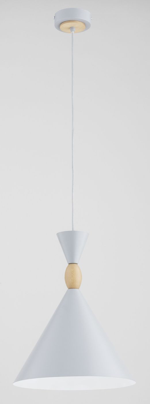 Lampa wisząca Feryt 1xE27 w kolorze szarym z drewnianym detalem. Posiada stożkowy klosz w kształcie odwróconego stożka. Zawieszona na białym przewodzie, montowana do sufitu, z widocznym drewnianym łącznikiem.