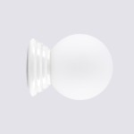 Biały kinkiet Zori 1xG9 IP44 z okrągłym kloszem i falistym mocowaniem. Widok frontalny, produkt zamontowany na ścianie, wykonany z materiałów odpornych na wilgoć. Idealny do łazienek i przestrzeni zewnętrznych.