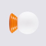 Kinkiet Zori 1xG9 IP44 w kolorze pomarańczowym z okrągłą, białą kloszem. Ustawiony na ozdobnej, falistej podstawie. Prosty kąt ujęcia, na jednolitym tle, ukazujący detale formy i kolorystyki.