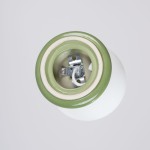 Kinkiet Zori 1xG9 IP44 w kolorze zielonym z ceramicznym kloszem. Widok z dołu, ukazujący metalowy uchwyt i miejsca montażowe. Gładka, matowa faktura z wyraźnym, zielonym obrzeżem.