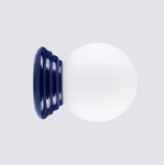 Kinkiet Zori 1xG9 IP44 w kolorze ultramaryny z okrągłą, białą kloszem na eleganckiej, falistej podstawie. Ujęcie frontalne, produkt stojący na jednolitym tle. Idealny do wnętrz oraz na zewnątrz.