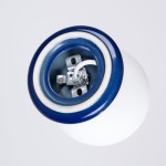 Kinkiet Zori 1xG9 IP44 w kolorze ultramaryny, z okrągłą, ceramiczną podstawą i białym, szklanym kloszem. Widok z góry, ukazujący szczegóły mocowania i przewodów. Idealny do użytku zewnętrznego lub w wilgotnych pomieszczeniach.