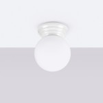 Lampa sufitowa Zori 1xG9 IP44 w kolorze białym, o okrągłej, matowej kloszowej formie. Zainstalowana na gładkiej, białej podstawie, prezentuje minimalistyczny styl. Ujęcie frontalne, ukazujące całość produktu na tle jasnej ściany.