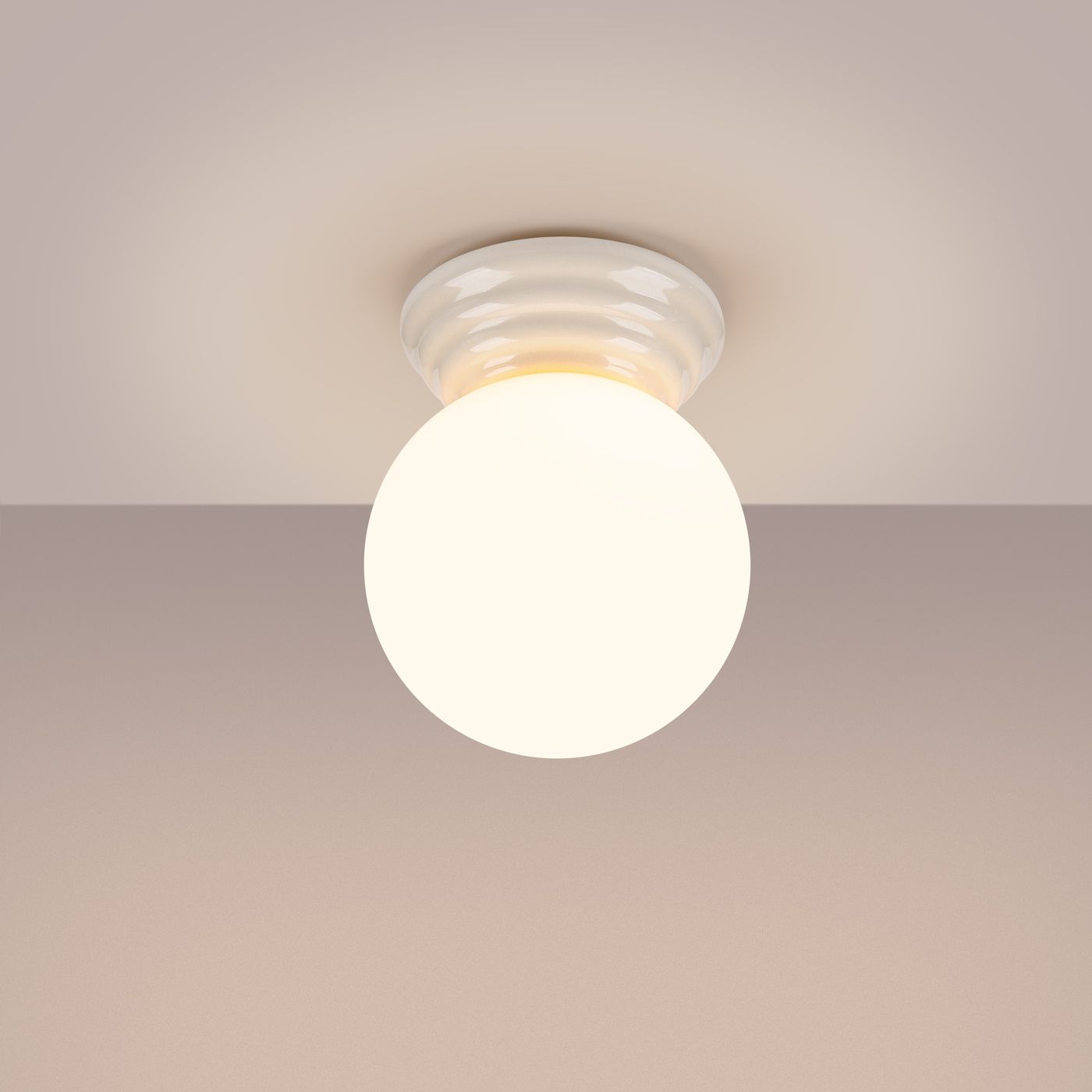 Lampa sufitowa Zori 1xG9 IP44 w białej obudowie. Okrągły klosz z mlecznego szkła, zamocowany na gładkim, białym mocowaniu. Ujęcie frontalne, produkt montowany do sufitu, na jednolitym tle.