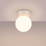 Lampa sufitowa Zori 1xG9 IP44 w białej obudowie. Okrągły klosz z mlecznego szkła, zamocowany na gładkim, białym mocowaniu. Ujęcie frontalne, produkt montowany do sufitu, na jednolitym tle.